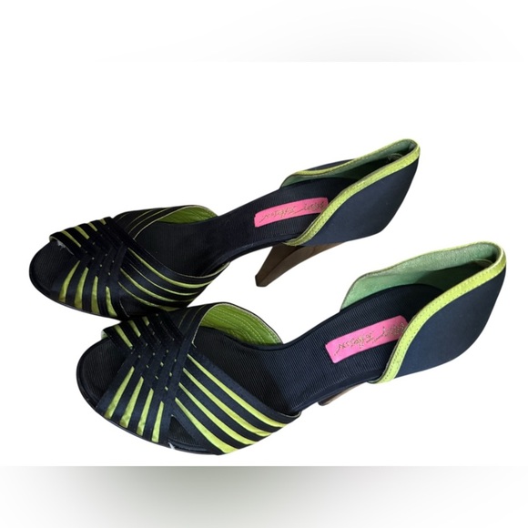 Y2k Vintage Betsey Johnson Black and Green Flats with Modern Silhouette - Picture 3 of 5